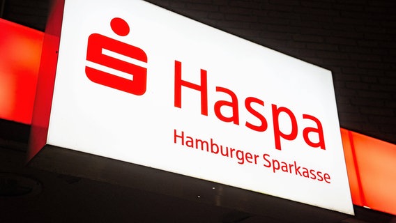 Auf einem Leuchtschild steht: "Haspa - Hamburger Sparkasse" © imago/Rüdiger Wölk Foto: Rüdiger Wölk