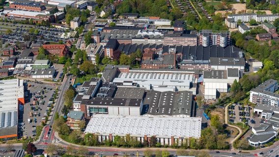 Eine Luftaufnahme vom Hauni-Zigarettenwerk in Bergedorf © picture alliance / imageBROKER Foto: Holger Weitzel