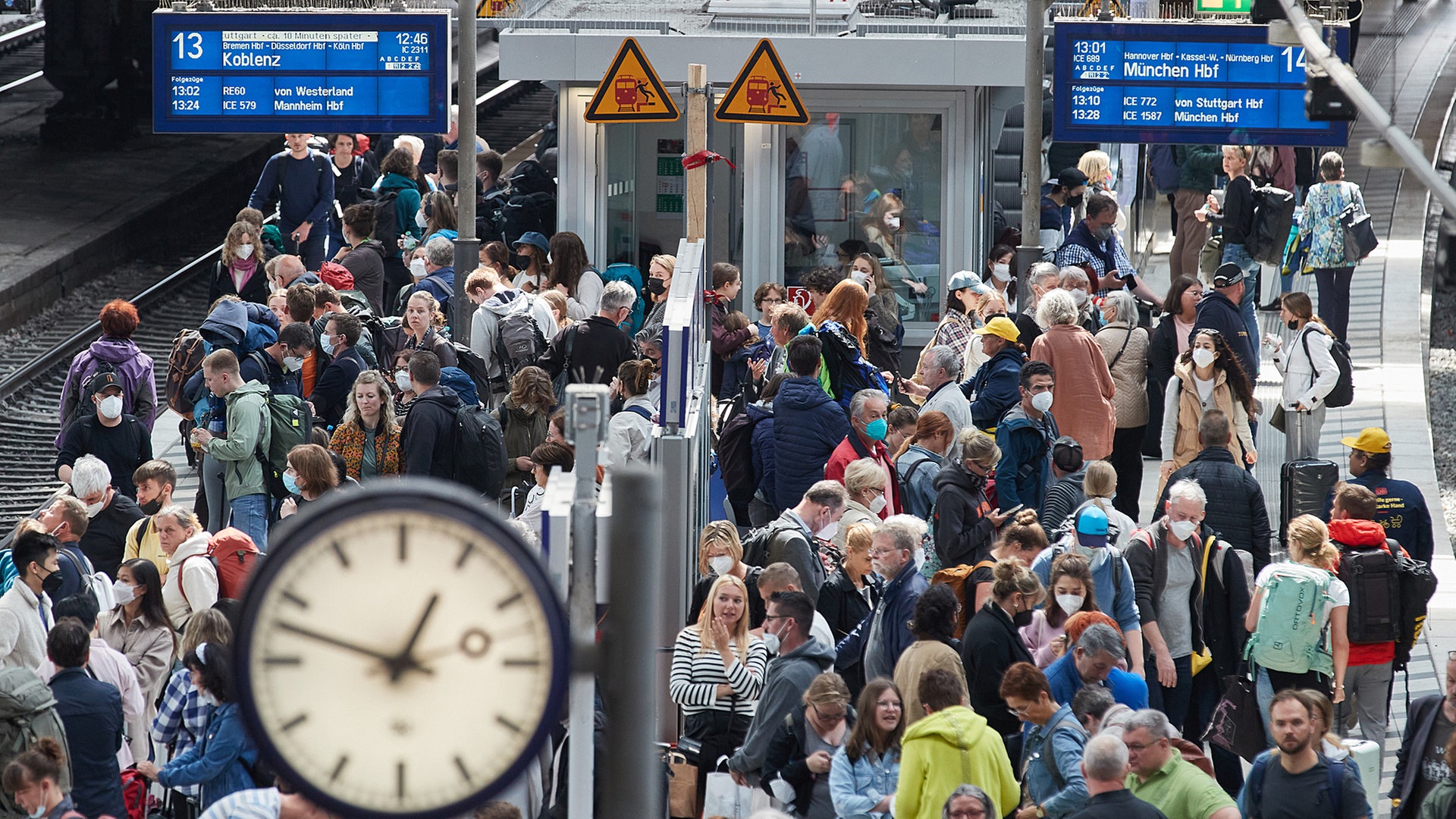 Volle Busse und Bahnen am Pfingstwochenende in Hamburg