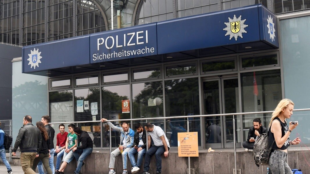 Hamburg Central Station Police Station Closed Due to Fecal Flood |  NDR.de – News