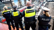 Eine Streife von Hochbahn-Wache, Polizei, DB Sicherheit und der Bundespolizei steht im Hauptbahnhof © Daniel Bockwoldt/dpa 