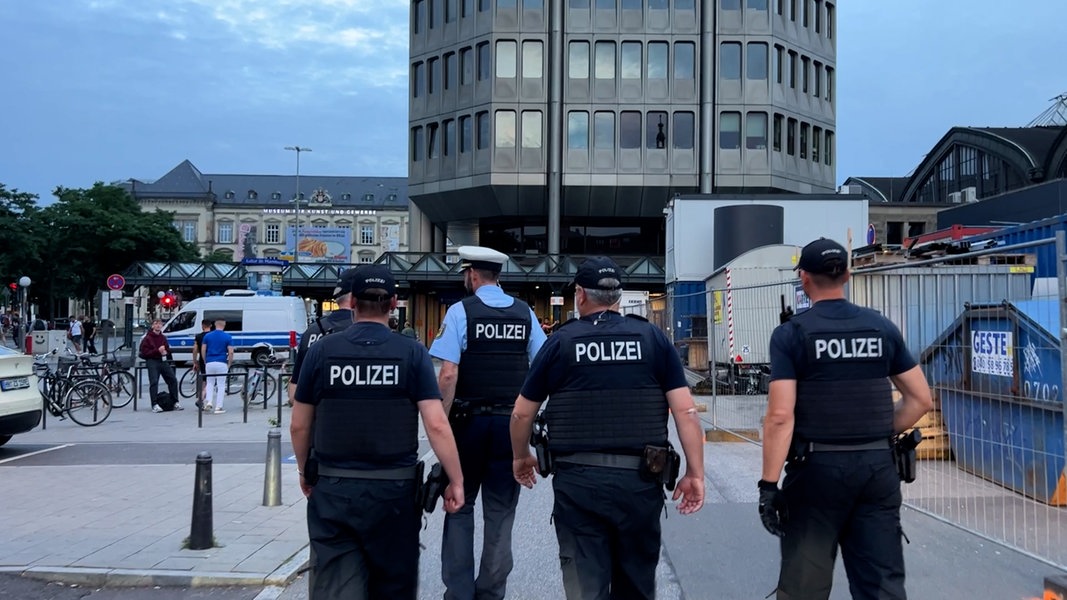 Polizisten laufen auf dem Vorplatz des Hamburger Hauptbahnhofs.
