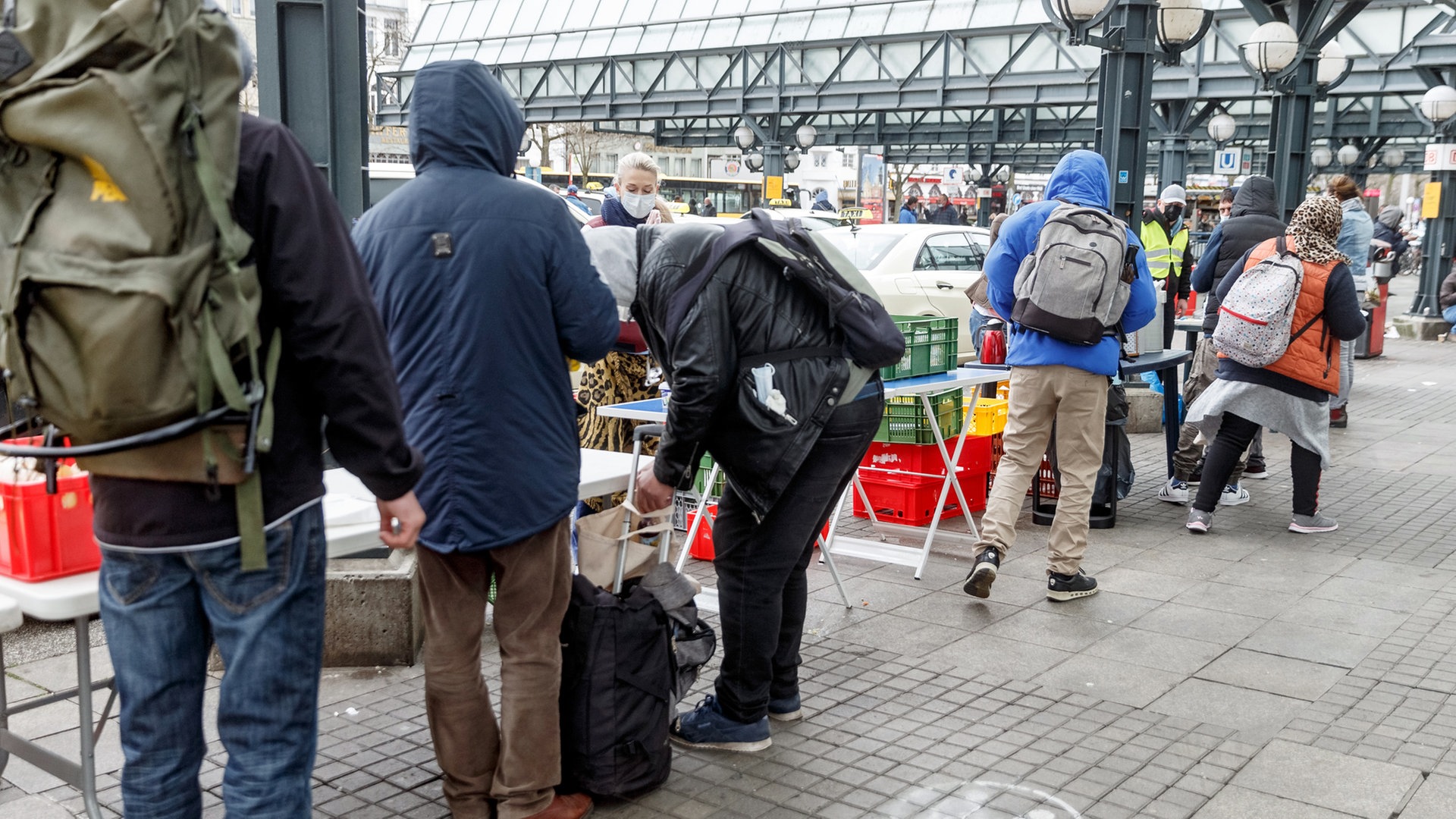 Bezirksamt will gegen Verteilaktionen am Hauptbahnhof vorgehen