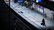 Nahezu menschenleer sind die Bahnsteige im Hamburger Hauptbahnhof während eines Streiks der Lokführergewerkschaft GDL. © picture alliance / dpa Foto: Christian Charisius