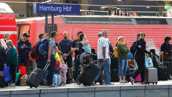 Fahrgäste warten am Hamburger Hauptbahnhof auf ihren Zug. (Archivfoto) © picture alliance / pressefoto_korb Foto: Micha Korb
