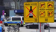 Ein Hinweisschild am Hamburger Hauptbahnhof zeigt ein Waffen- und Alkoholverbot an. © picture alliance / ABBfoto 