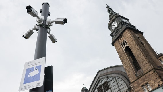 Neue Überwachungskameras zur Videoüberwachung sind vor dem Hamburger Hauptbahnhof am Hachmannplatz installiert. © picture alliance / dpa Foto: Christian Charisius