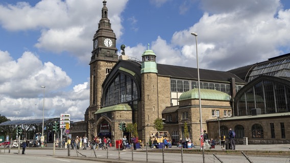 Der Hamburger Hauptbahnhof in Außenansicht. © picture alliance Foto: Christopher Tamcke