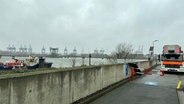 Nach der Havarie eines Frachtschiffs in Wilhelmsburg stehen Einsatzwagen der Feuerwehr bereit. © NDR Foto: Anna Rüter