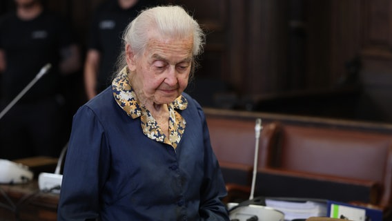 Die angeklagte Holocaust-Leugnerin Ursula Haverbeck im Hamburger Landgericht. © picture alliance/dpa | Ulrich Perrey Foto: Ulrich Perrey