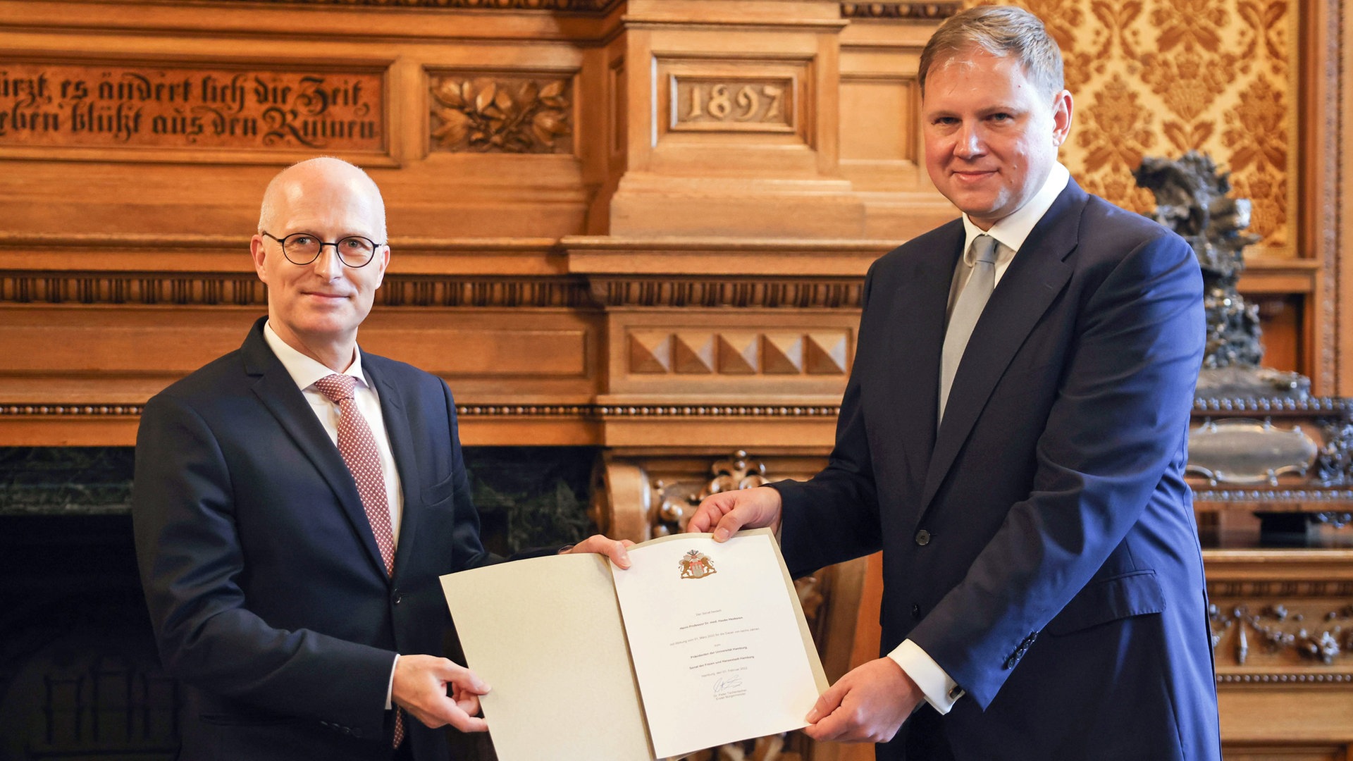 Hamburg: Ernennungsurkunde für neuen Uni-Präsidenten Heekeren