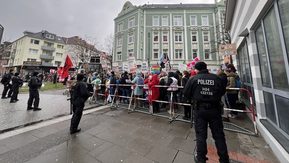 Polizisten schützen eine AfD-Veranstaltung in Hamburg-Heimfeld. © NDR Foto: Elias Bartl