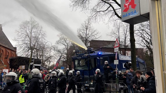 Polizisten schützen eine AfD-Veranstaltung in Hamburg-Heimfeld. © NDR Foto: Elias Bartl