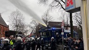 Polizisten schützen eine AfD-Veranstaltung in Hamburg-Heimfeld. © NDR Foto: Elias Bartl