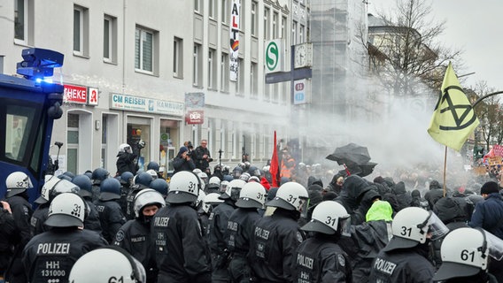 Die Polizei setzt gegen Teilnehmer mehrerer Anti-Rechts-Bündnisse in Hamburg Wasserwerfer ein. © picture alliance/dpa Foto: Georg Wendt