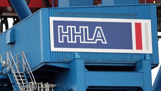 Das HHLA Firmenlogo hängt an einer Ladebrücke im Container Terminal © dpa - Bildfunk Foto: Bodo Marks
