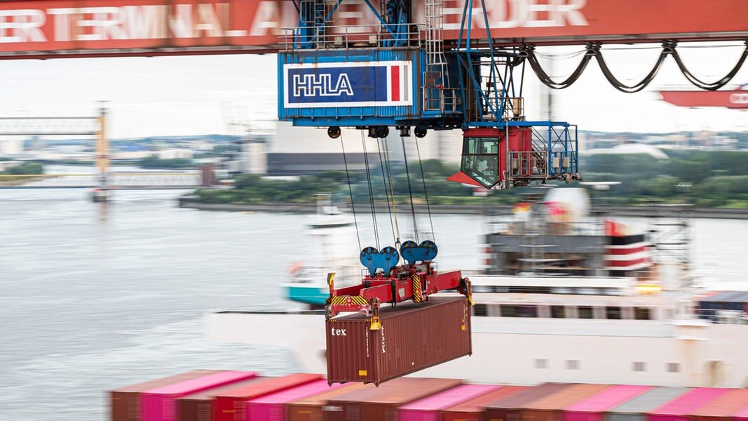 Ein Container wird auf dem Container-Terminal Altenwerder im Hamburger Hafen auf ein Schiff geladen.