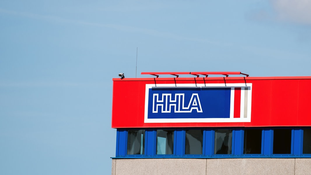 Das Logo der Hamburger Hafen und Logistik AG (HHLA) an einem Gebäude im Hamburger Hafen.