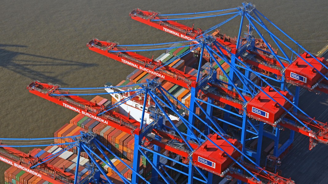Blick aus der Luft auf das Containerterminal Burchardkai des Hamburger Hafenbetreibers HHLA.