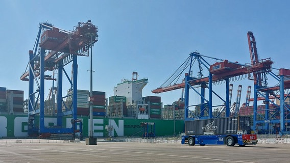 Blick auf das Terminal Burchardkai der HHLA im Hamburger Hafen. © NDR Foto: Dietrich Lehmann