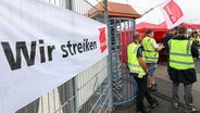 Streikende stehen bei einer Kundgebung am Containerterminal Burchardkai im Hamburger Hafen zusammen. (Archivfoto) © Bodo Marks/dpa 