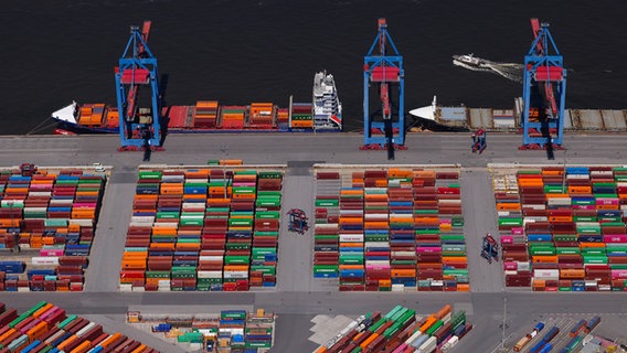 Blick aus der Luft auf das Containerterminal Burchardkai des Hamburger Hafenbetreibers HHLA. © picture alliance/dpa Foto: Christian Charisius