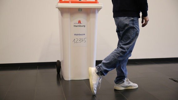 Eine Person geht an an einer Wahlurne in einem Hamburger Wahllokal vorbei. (Archivfoto) © NDR Foto: Ilka Kreutzträger