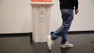 Eine Person geht an an einer Wahlurne in einem Hamburger Wahllokal vorbei. (Archivfoto) © NDR Foto: Ilka Kreutzträger