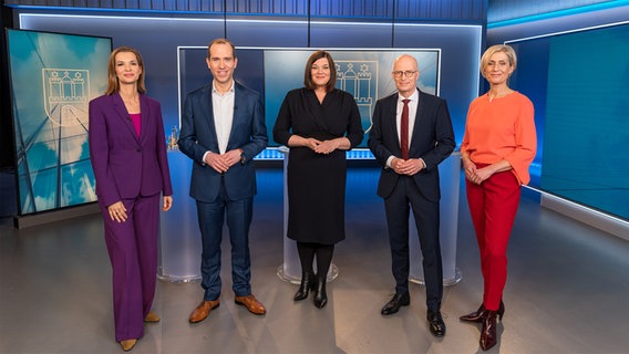 Dennis Thering (CDU), Katharina Fegebank (Grüne) und Peter Tschentscher (SPD) stehen vor dem TV-Triell mit den Moderatorinnen Susanne Stichler und Julia-Niharika Sen zusammen. © NDR 