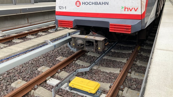 Eine sogenannte Balise im Gleisbett vor einer U-Bahn der Hamburger Hochbahn. Mit ihrer Hilfe sollen die Fahrzeuge exakt geortet werden. © NDR Foto: Reinhard Postelt