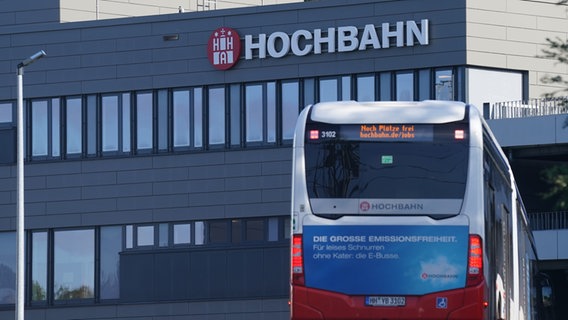 Ein Bus fährt auf den Hochbahn-Betriebshof in Hamburg-Alsterdorf. © picture alliance/dpa | Marcus Brandt Foto: Marcus Brandt