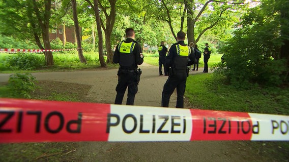 Einsatzkräfte der Polizei untersuchten einen Tatort in Hamburg. © TVNewsKontor 