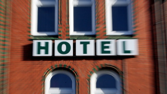 Ein Hotel-Schild in Hamburg. © picture alliance / dpa Foto: Malte Christians