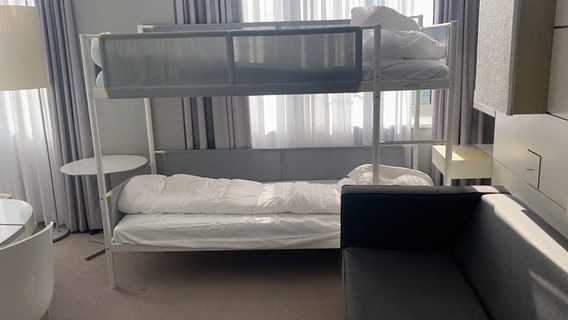 In einem Hotelzimmer in Hamburg steht ein Etagenbett. © NDR Foto: Anna Rüter
