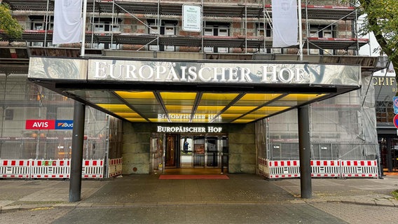 Der Eingang des Hotels Europäischer Hof in Hamburg. © NDR Foto: Anna Rüter