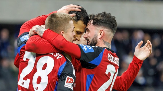 Spieler des HSV feiern einen Treffen gegen Hertha BSC Berlin. © picture alliance/dpa Foto: Andreas Gora