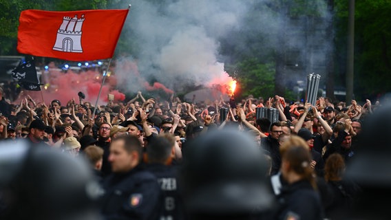 Polizeikräfte beim Fanmarsch von Anhänger des FC St. Pauli. © picture alliance 