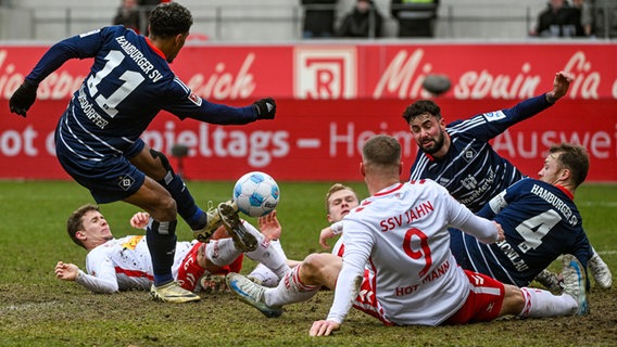 Eine Spielszene der 2. Bundesliga, bei der Jahn Regensburg gegen den Hamburger SV spielt. © picture alliance Foto: Armin Weigel