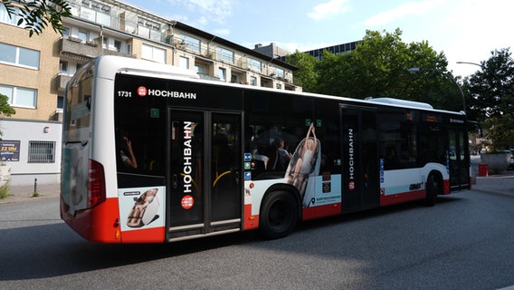 Ein Linienbus der Hochbahn AG fährt durch eine Straße. © picture alliance/dpa Foto: Marcus Brandt