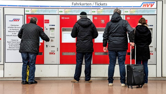 Vor dem HVV-Fahrkartenautomat stehen vier Menschen, um sich ein Ticket zu kaufen. © picture alliance Foto: Chris Emil Janßen