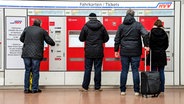 Vor dem HVV-Fahrkartenautomat stehen vier Menschen, um sich ein Ticket zu kaufen. © picture alliance Foto: Chris Emil Janßen