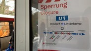 Ein Aushang an der U-Bahnhaltestelle Fuhlsbüttel informiert über eine Sperrung der U1. © NDR Foto: Ingmar Schmidt