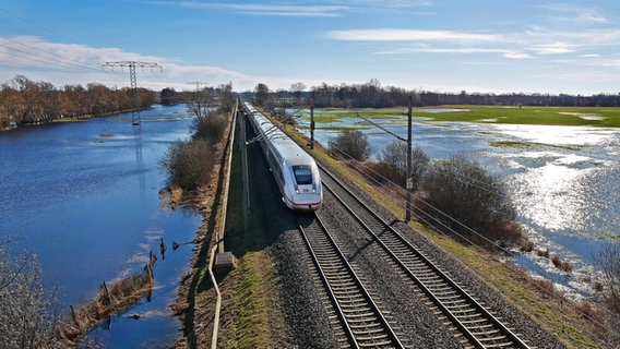 Ein ICE fährt auf der Bahnstrecke von Berlin nach Hamburg. © IMAGO / Rolf Walter 