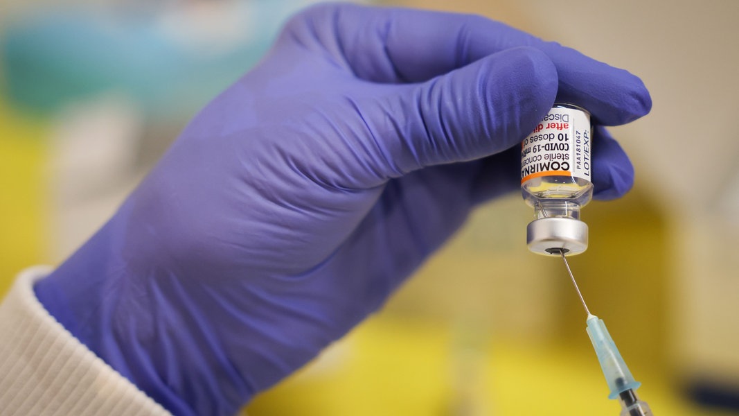 Der Kinder-Impfstoff von Biontech/Pfizer wird von einer medizinischen Mitarbeiterin in einer Spritze aufgezogen.