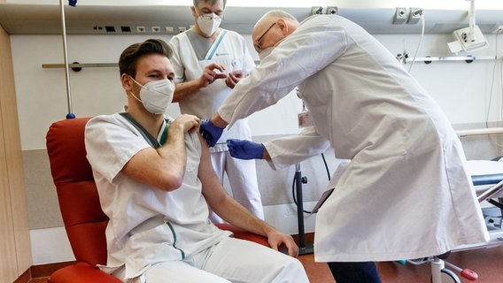Ein Hamburger Fachkrankenpfleger wird gegen das Coronavirus geimpft © dpa Foto: Markus Scholz