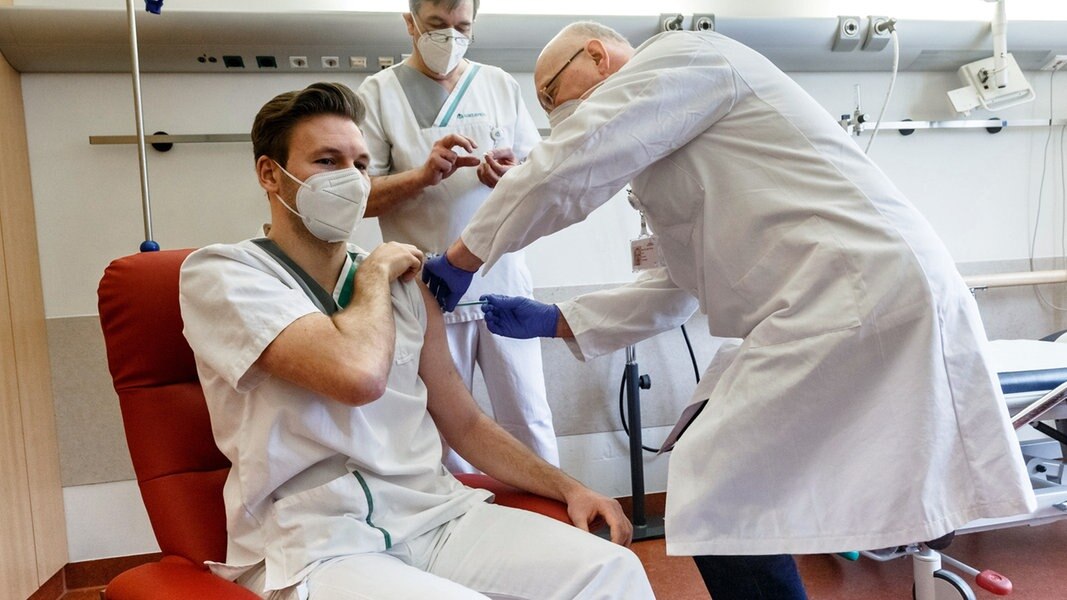 Mehr Als 1.000 Impfdosen An Hamburgs Krankenhäuser Geliefert | NDR.de ...