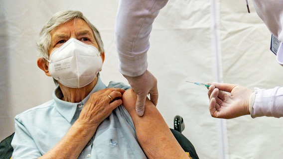 Eine Seniorin wird in Hamburg gegen das Coronavirus geimpft. © picture alliance / dpa Foto: Axel heimken