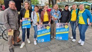 Auf dem Hamburger Isemarkt versammeln sich Mitglieder der Volksinitiative für eine Rückkehr von G9 an Gymnasien. © NDR Foto: Karsten Sekund