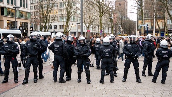 Polizisten sichern die Mönkebergstraße in Hamburg. © Daniel Bockwoldt/dpa 