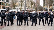 Polizisten sichern die Mönkebergstraße in Hamburg. © Daniel Bockwoldt/dpa 